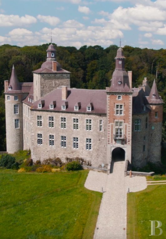 En Belgique, dans le comté de Namur au sud de Bruxelles, un château-forteresse et son domaine de cent hectares - photo  n°2